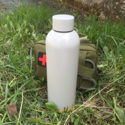 Металлическая бутылка термос.