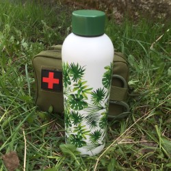 Металлическая бутылка термос.