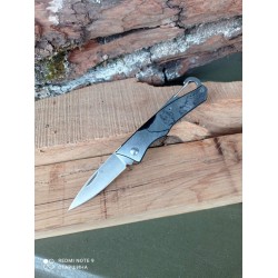 Нож складной с гравировкой и карабином.